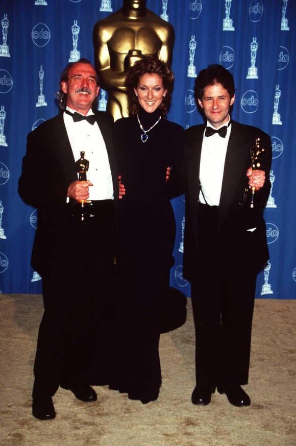 Céline Dion pose avec Will Jennings et James Horner à la 70e cérémonie des Oscars en 1998 à Los Angeles