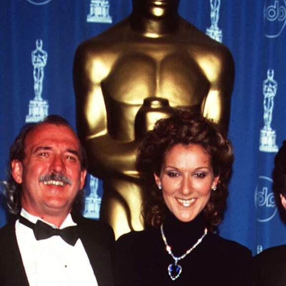 Céline Dion pose avec Will Jennings et James Horner à la 70e cérémonie des Oscars en 1998 à Los Angeles