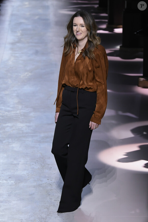 La styliste Clare Waight Keller lors du défilé de mode Haute-Couture printemps-été 2020 "Givenchy" à Paris, France, le 21 janvier 2020.