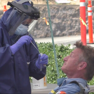 Exclusif - L'acteur Sean Penn lors d'un test de dépistage coronavirus (COVID-19) dans un centre qu'il a mis en place par le biais de son organisation CORE à Malibu le 17 avril 2020.