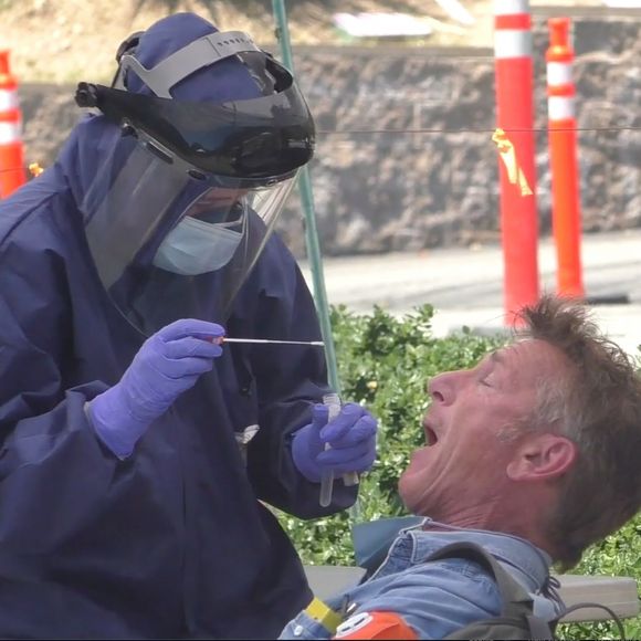 Exclusif -  L'acteur Sean Penn lors d'un test de dépistage coronavirus (COVID-19) dans un centre qu'il a mis en place par le biais de son organisation CORE à Malibu le 17 avril 2020.