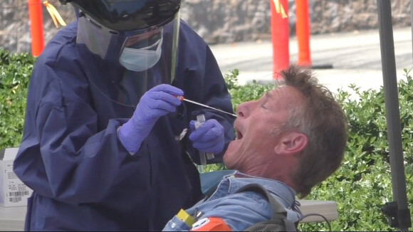 Sean Penn se soumet à un test de dépistage du coronavirus en pleine rue