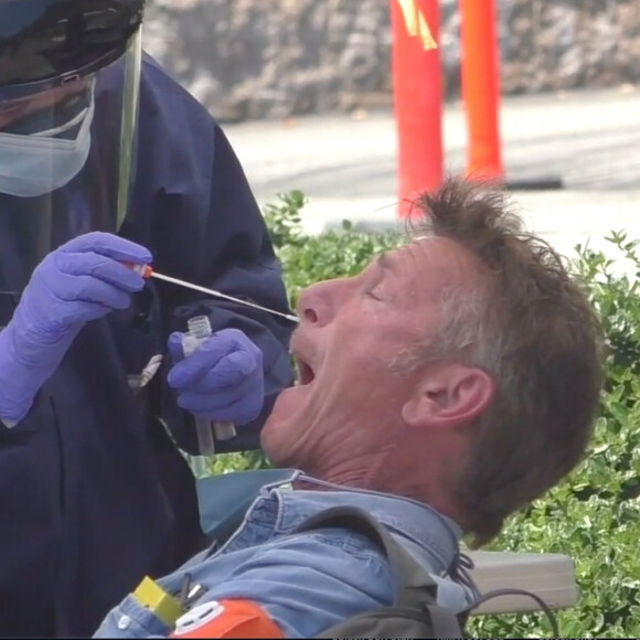 Exclusif - L'acteur Sean Penn lors d'un test de dépistage coronavirus (COVID-19) dans un centre qu'il a mis en place par le biais de son organisation CORE à Malibu le 17 avril 2020.