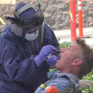 Exclusif - L'acteur Sean Penn lors d'un test de dépistage coronavirus (COVID-19) dans un centre qu'il a mis en place par le biais de son organisation CORE à Malibu le 17 avril 2020.