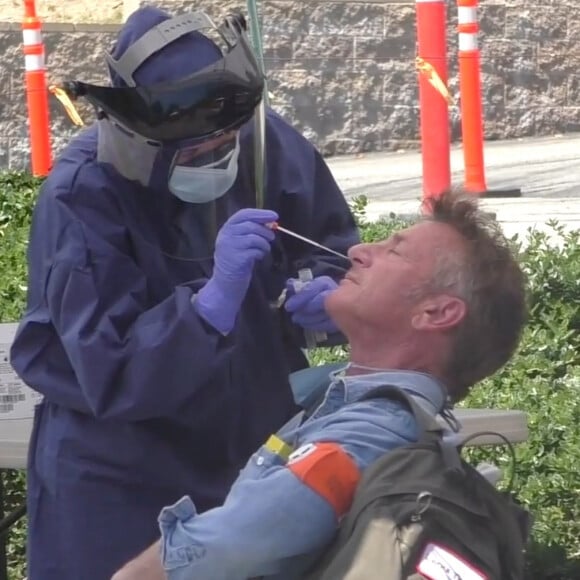 Exclusif - L'acteur Sean Penn lors d'un test de dépistage coronavirus (COVID-19) dans un centre qu'il a mis en place par le biais de son organisation CORE à Malibu le 17 avril 2020.