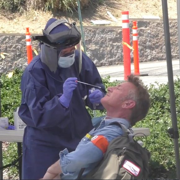 Exclusif - L'acteur Sean Penn lors d'un test de dépistage coronavirus (COVID-19) dans un centre qu'il a mis en place par le biais de son organisation CORE à Malibu le 17 avril 2020.