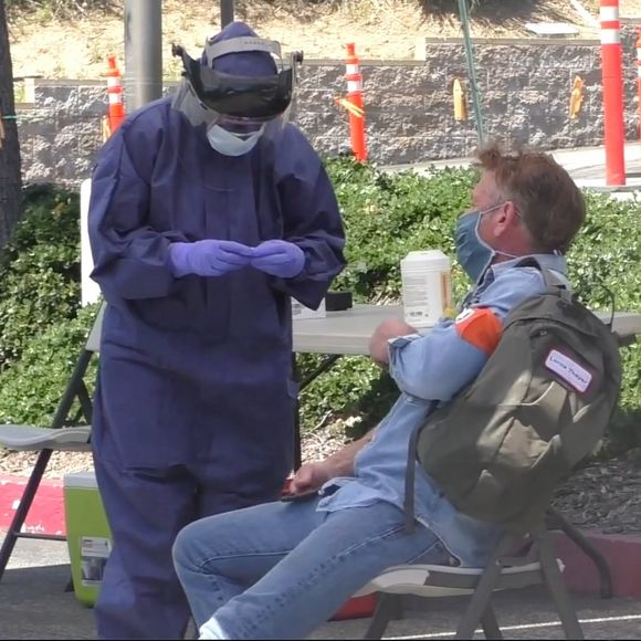 Exclusif -  L'acteur Sean Penn lors d'un test de dépistage coronavirus (COVID-19) dans un centre qu'il a mis en place par le biais de son organisation CORE à Malibu le 17 avril 2020.