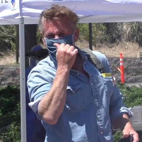 Exclusif - L'acteur Sean Penn lors d'un test de dépistage coronavirus (COVID-19) dans un centre qu'il a mis en place par le biais de son organisation CORE à Malibu le 17 avril 2020.