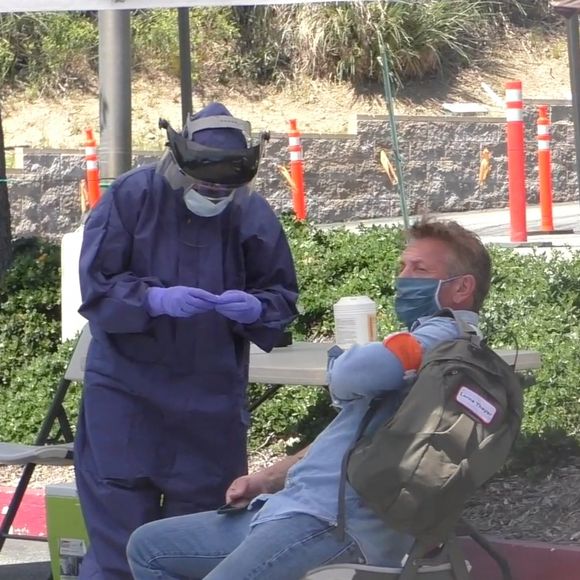 Exclusif - L'acteur Sean Penn lors d'un test de dépistage coronavirus (COVID-19) dans un centre qu'il a mis en place par le biais de son organisation CORE à Malibu le 17 avril 2020.