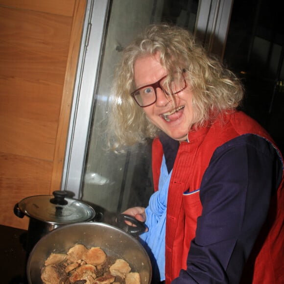 Exclusif - Pierre-Jean Chalençon fait sa cuisine au palais Vivienne pendant l'épidémie de coronavirus (COVID19) le 18 avril 2020. © Philippe Baldini / Bestimage