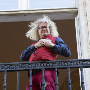 Exclusif - Pierre-Jean Chalençon - Les people soutiennent le personnel soignant et encouragent le confinement depuis leur appartement pendant l'épidémie de coronavirus (COVID-19) à Paris le 9 avril 2020. © Jack Tribeca / Bestimage