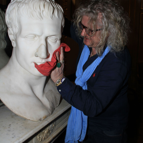 Exclusif - Pierre-Jean Chalençon fait du ménage pendant son confinement lors de l'épidémie de Coronavirus (COVID-19) dans son palais Vivienne à Paris le 27 mars 2020. © Philippe Baldini/Bestimage