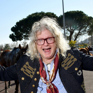 EXCLUSIF - Pierre-Jean Chalençon - Journée caritative au profit de la Fondation Claude Pompidou à l'Hippodrome de la Côte d'Azur à Cagnes-sur-Mer, le 22 février 2020. Cette année la Fondation va fêter ses 50 ans, à cette occasion, le Défi du Galop 2020 s'associe à la Fondation Claude Pompidou. Les 12 hippodromes français qui accueillent ce challenge international prestigieux s'engagent en collectant des fonds au bénéfice des personnes fragilisées par la maladie ou le grand âge. La Fondation Claude Pompidou vient en aide depuis 1970 aux personnes fragilisées par la maladie, le handicap et le grand âge. La recette des entrées sur le champ de course lui sera intégralement reversée à cette occasion. Par ailleurs, des tables dans le salon panoramique Massena ont été commercialisées auprès d'entreprises azuréennes au bénéfice de la Fondation. La Fondation détient un de ses plus grands centres d'accueil, d'hébergement, de soins, d'enseignement et de recherche sur la maladie d'Alzheimer à Nice. Avec Le Défi du Galop 2020 pour la Fondation Claude Pompidou à pour objectif de récolter 40000 Euros pour financer l'achat d'un mini bus équipé pour les 50 ans de la Fondation. © Bruno Bebert / LMS / Bestimage