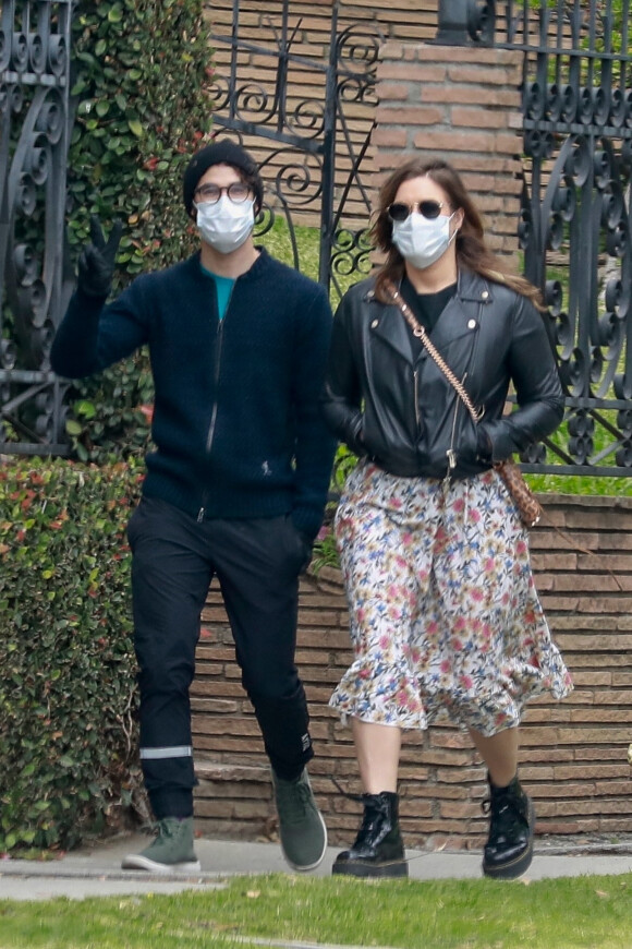 Exclusif - Darren Criss et sa compagne Mia Swier , tous les deux portent des gants et masques de protection, se promènent dans leur quartier à Los Feliz pendant l'épidémie de coronavirus (COVID-19) le 18 avril 2020.