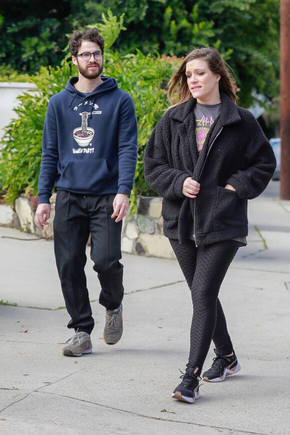 Exclusif - L'acteur de 33 ans Darren Criss ("Glee") et sa femme Mia Swier se promènent dans leur quartier de Los Angeles, sans doute pour faire un peu d'exercice pendant la période de confinement à cause du coronavirus (Covid-19), le 23 mars 2020.