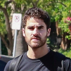 Exclusif - Darren Criss porte un -shirt Tokyo Story à la sortie de son domicile dans le quartier de Los Feliz à Los Angeles, le 13 août 2019