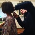 Uma Thurman coupe les cheveux de sa fille Maya Hawke. Avril 2020.
