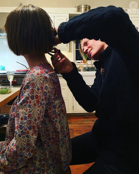 Uma Thurman coupe les cheveux de sa fille Maya Hawke. Avril 2020.