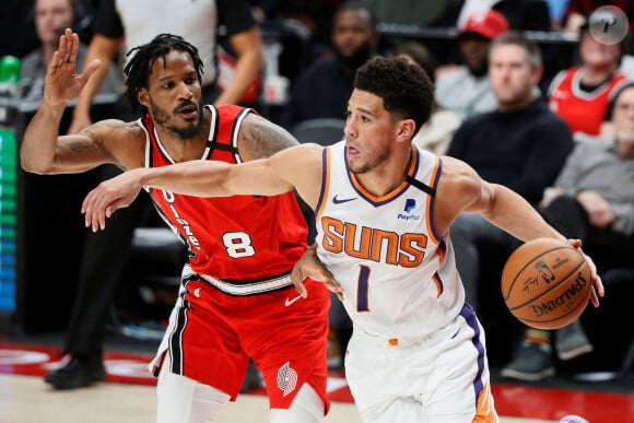Devon Booker (maillot blanc) lors du match Portland Trail Blazers - Phoenix Suns. Portland, le 11 mars 2020.