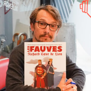 Exclusif - Lorànt Deutsch dédicace son dernier récit historique en bande dessinée "Les fauves - Richard Coeur de Lion" à la Médiathèque Alienor des Sables d'Olonne le 25 septembre 2019. © Xavier Bardou/Bestimage