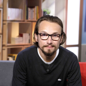 Portrait de Lorant Deutsch (sur le plateau de l'émission TV "La Grande Librairie" sur France 5). Le 24 octobre 2018