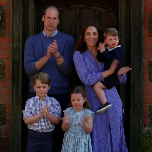 Le prince William, duc de Cambridge, Catherine Kate Middleton, duchesse de Cambridge, et leurs enfants , le prince George, la princesse Charlotte et le prince Louis applaudissent les travailleurs indispensables pendant l'épidémie de coronavirus (COVID-19) le 23 avril 2020.