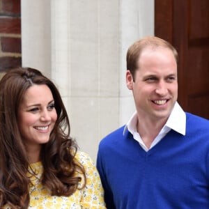 Le prince William, la duchesse de Cambridge, Catherine Kate Middleton, et leur fille, la princesse Charlotte de Cambridge, posent devant l'hôpital St-Mary de Londres où elle a accouché le matin même. 2 Mai 2015