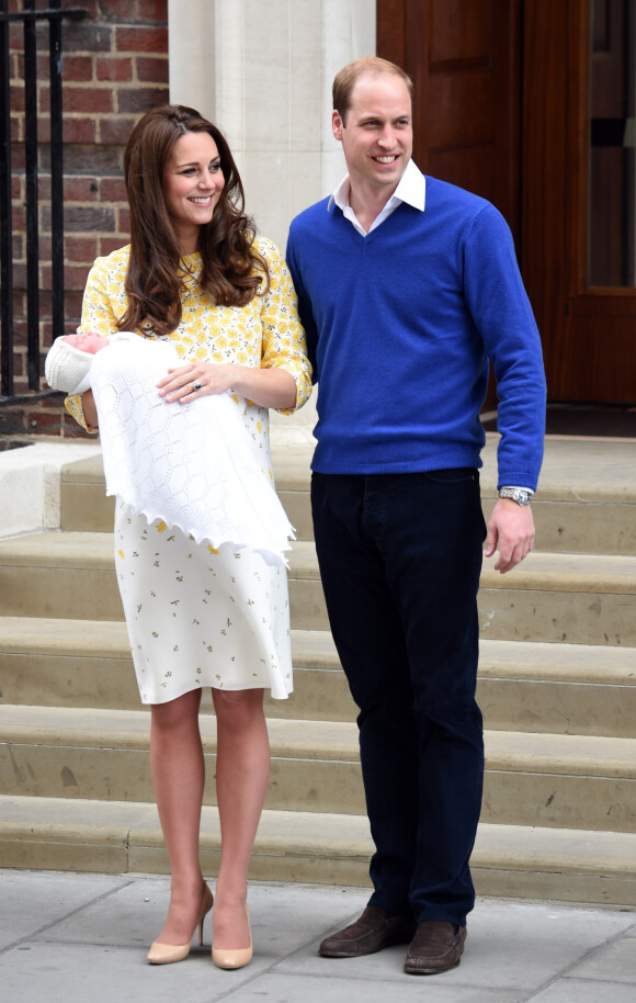 Le prince William, la duchesse de Cambridge, Catherine Kate Middleton, et leur fille, la princesse Charlotte de Cambridge, posent devant l'hôpital St-Mary de Londres où elle a accouché le matin même. 2 Mai 2015
