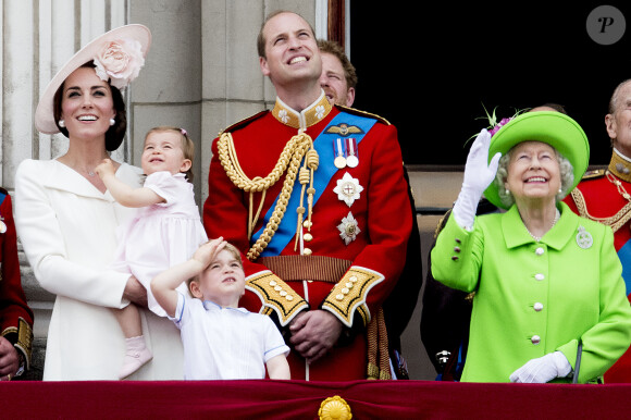 Kate Catherine Middleton, duchesse de Cambridge, la princesse Charlotte, le prince George, le prince William, la reine Elisabeth II d'Angleterre - La famille royale d'Angleterre au balcon du palais de Buckingham lors de la parade "Trooping The Colour" à l'occasion du 90ème anniversaire de la reine. Le 11 juin 2016