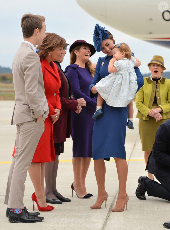 Catherine (Kate) Middleton, duchesse de Cambridge et la princesse Charlotte, visitent la Colombie-Britannique et le Yukon au Canada. La famille royale est arrivée à l'aéroport de Victoria où elle a été accueillie par le Premier ministre Justin Trudeau et sa femme Sophie Grégoire Trudeau. Canada, le 24 septembre 2016.