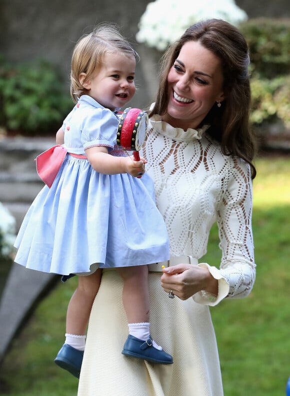 Catherine Kate Middleton, la duchesse de Cambridge et sa fille, la princesse Charlotte lors d'une fête pour les enfants des familles de militaires à la maison du gouvernement à Victoria, le 29 septembre 2016, lors de la visite de la famille au Canada.