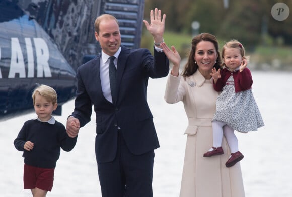 Départ du prince William, duc de Cambridge, Catherine (Kate) Middleton, duchesse de Cambridge, accompagnés de leurs enfants, le prince Georges et la princesse Charlotte après leurs voyage de 8 jours au Canada à Victoria le 1er octobre 2016.