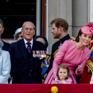 La reine Elisabeth II d'Angleterre, le prince Philip, duc d'Edimbourg, le prince Harry, Catherine Kate Middleton, duchesse de Cambridge, la princesse Charlotte, le prince George et le prince William, duc de Cambridge - La famille royale d'Angleterre au balcon du palais de Buckingham pour assister à la parade "Trooping The Colour" à Londres le 17 juin 2017.