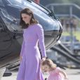 Catherine Kate Middleton, duchesse de Cambridge et sa fille la princesse Charlotte de Cambridge en visite à l'usine Airbus à Hambourg, le 21 juillet 2017, avant de prendre leur avion à la fin de leur visite officielle en Allemagne.