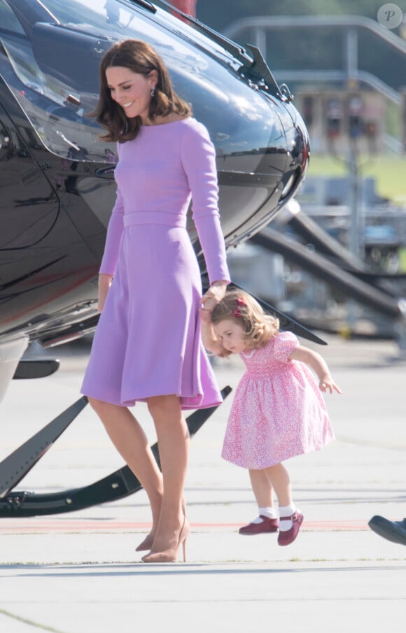 Catherine Kate Middleton, duchesse de Cambridge et sa fille la princesse Charlotte de Cambridge en visite à l'usine Airbus à Hambourg, le 21 juillet 2017, avant de prendre leur avion à la fin de leur visite officielle en Allemagne.