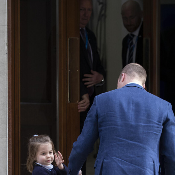 Le prince William, duc de Cambridge arrive avec ses enfants le prince George de Cambridge et la princesse Charlotte de Cambridge à l'hôpital St Marys après que sa femme Catherine (Kate) Middleton, duchesse de Cambridge ait donné naissance à leur troisième enfant à Londres le 23 avril 2018.