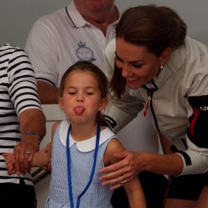 La princesse Charlotte de Cambridge tire la langue pendant la remise de prix de la régate King's Cup à Cowes le 8 août 2019.