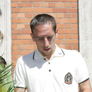 Frnck Ribéry reçoit la médaille de la ville de Boulogne-sur-mer, aux côtés de sa femme Wahiba, le 14 juillet 2006.