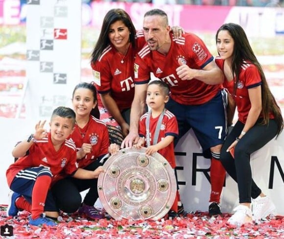 Franck Ribéry champion d'Allemagne avec son équipe du Bayern Munich célèbre son nouveau sacre avec sa femme Wahiba et leurs quatre enfants, Hizya, Shakinez, Seïf el Islam et Mohammed. Instagram, mai 2018.