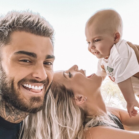 Jessica Thivenin avec son fils Maylone et son mari Thibault, avril 2020