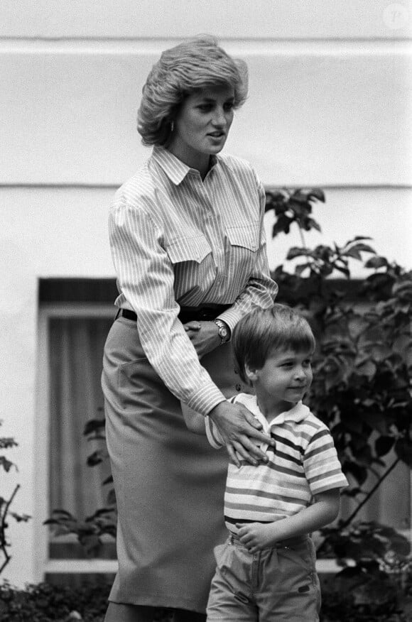 PRINCESS DIANA WITH HER SON PRINCE WILLIAM. 17-09-1987 Express Syndication +44 207 922 7907/7906/790500/00/1980 - 