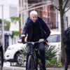 Exclusif - Anderson Cooper se balade à vélo sans la moindre précaution, pendant l'épidémie de coronavirus (Covid-19) dans les rues de New York, le 3 avril 2020