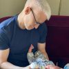 Anderson Cooper et son bébé, sur Instagram, le 1er mai 2020