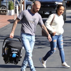 Matt Pokora et sa compagne Christina Milian se baladent avec leur fils Isaiah dans le quartier de West Hollywood à Los Angeles. La petite famille est allée déjeuner chez Fred Segal. Le 11 février 2020