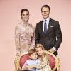La princesse héritière Victoria de Suède, son mari le prince Daniel et leurs enfants la princesse Estelle et le prince Oscar, portrait officiel en début d'année 2020. © Anna-Lena Ahlström / Cour royale de Suède