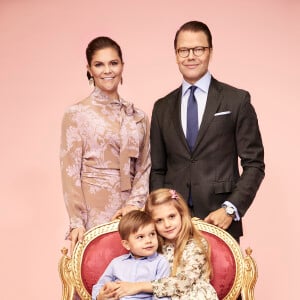 La princesse héritière Victoria de Suède, son mari le prince Daniel et leurs enfants la princesse Estelle et le prince Oscar, portrait officiel en début d'année 2020. © Anna-Lena Ahlström / Cour royale de Suède