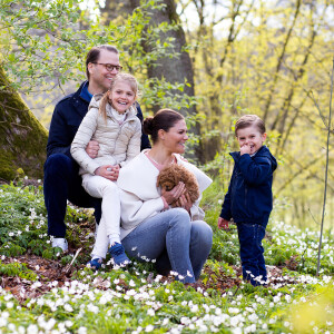 La princesse héritière Victoria de Suède, son mari le prince Daniel et leurs enfants la princesse Estelle et le prince Oscar avec leur nouveau chien, le cavapoo Rio, en avril 2020 dans le parc du palais Haga, au nord de Stockholm. © Sara Friberg / Cour royale de Suède