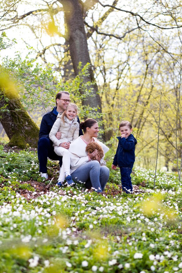 La princesse héritière Victoria de Suède, son mari le prince Daniel et leurs enfants la princesse Estelle et le prince Oscar avec leur nouveau chien, le cavapoo Rio, en avril 2020 dans le parc du palais Haga, au nord de Stockholm. © Sara Friberg / Cour royale de Suède