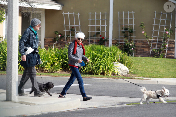 Exclusif - Les parents d'Amanda Bynes promènent leurs chiens à Los Angeles le 11 mars 2020. Ses parents, qui gèrent sa tutelle, sont revenus vivre à Los Angeles alors qu'ils vivaient avant au Texas.