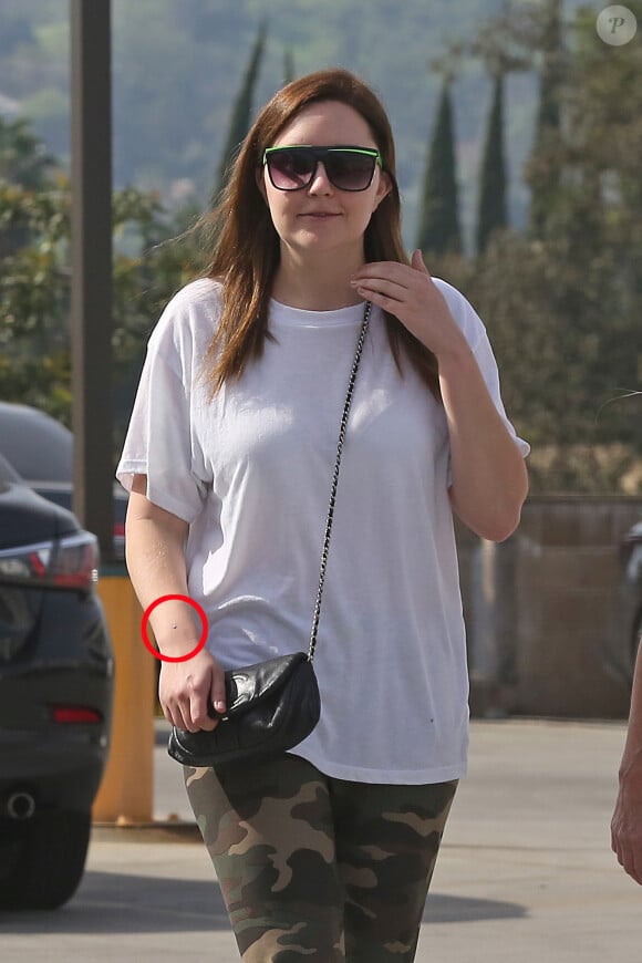 Exclusif - Amanda Bynes pendant son shopping avec des amis à Los Angeles, Californie, Etats-Unis, le 17 mars 2017.